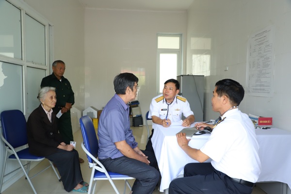  Bác sỹ Bộ tham mưu Quân chủng Hải quân tư vấn sức khỏe cho cựu thanh niên xung phong.